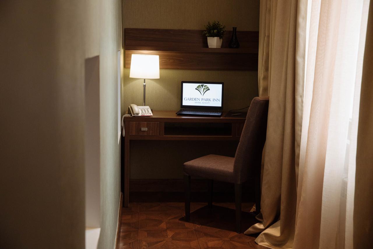 Garden Park Inn Алма Ата Екстериор снимка