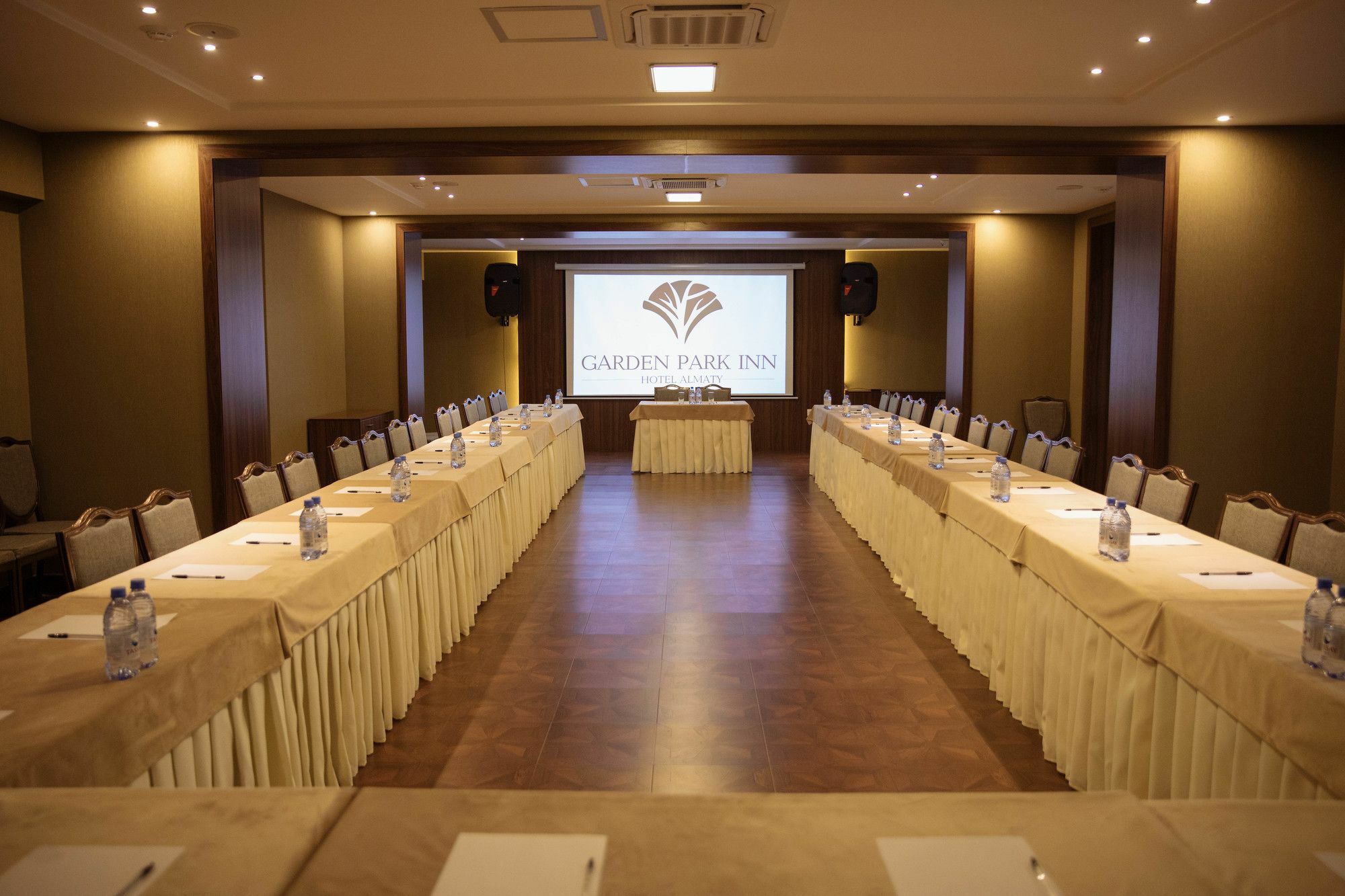 Garden Park Inn Алма Ата Екстериор снимка